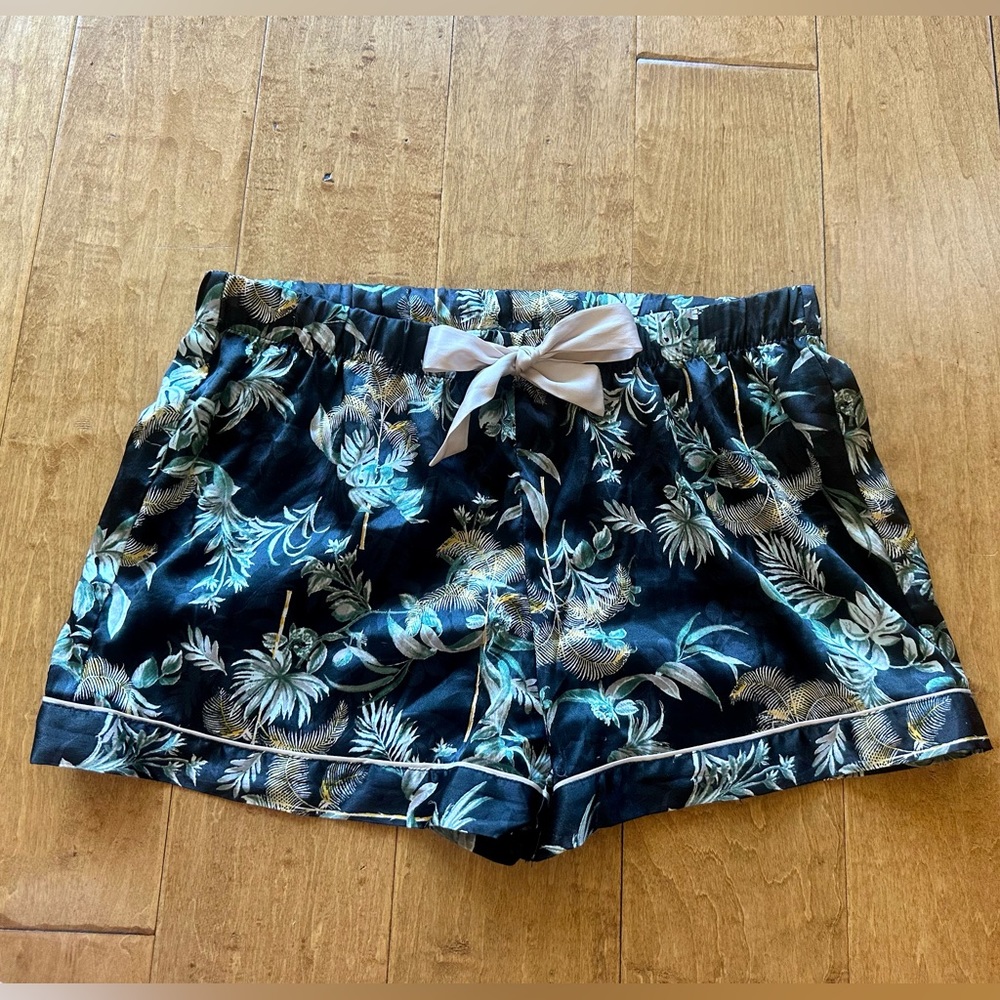 Victoria’s Secret satin sleep shorts size small